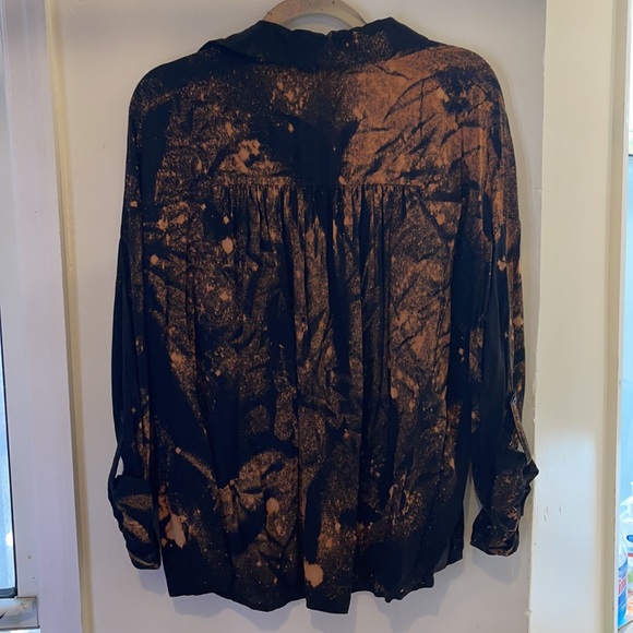 Oversized Ruched-Back Bleach Dyed blouse - Picture 3 of 3